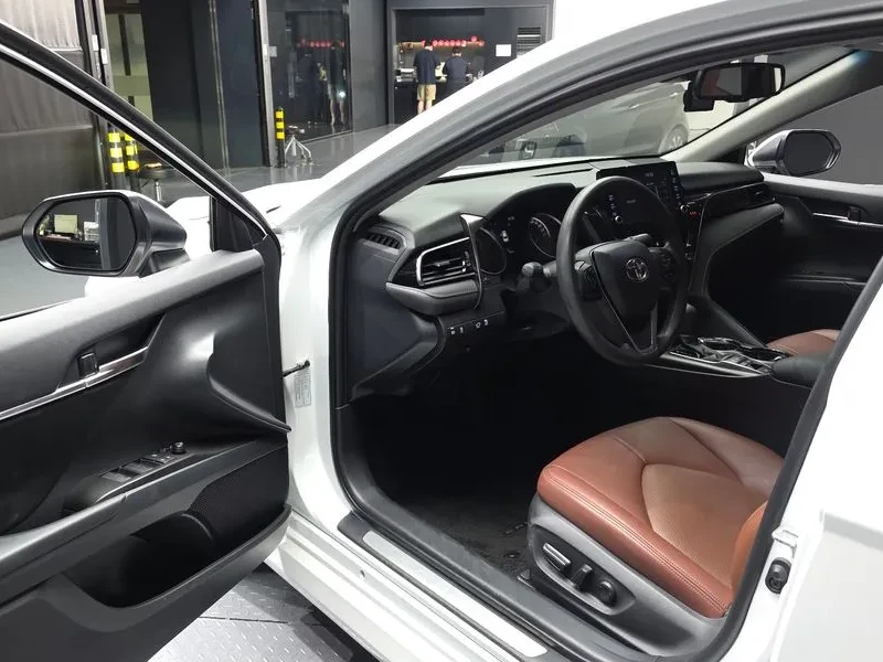 Toyota Camry  2.5 Le Hybrid, снимка 10 - Автомобили и джипове - 56738104