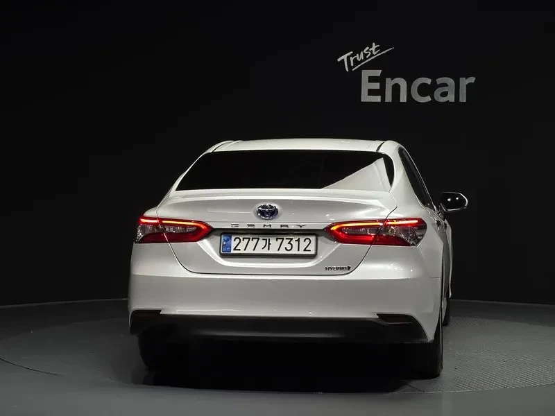 Toyota Camry  2.5 Le Hybrid, снимка 4 - Автомобили и джипове - 56738104