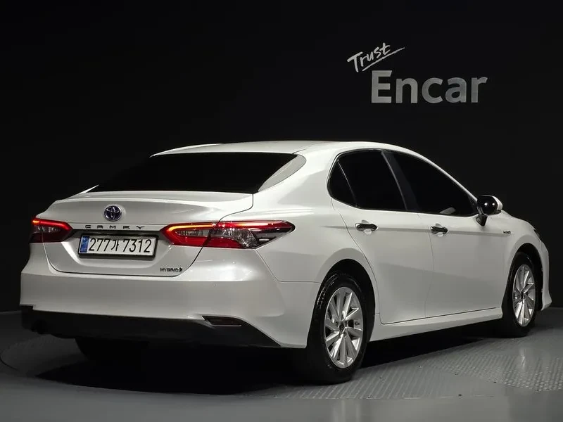 Toyota Camry  2.5 Le Hybrid, снимка 2 - Автомобили и джипове - 56738104
