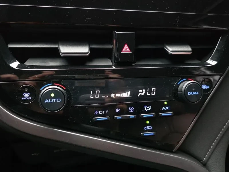Toyota Camry  2.5 Le Hybrid, снимка 15 - Автомобили и джипове - 56738104