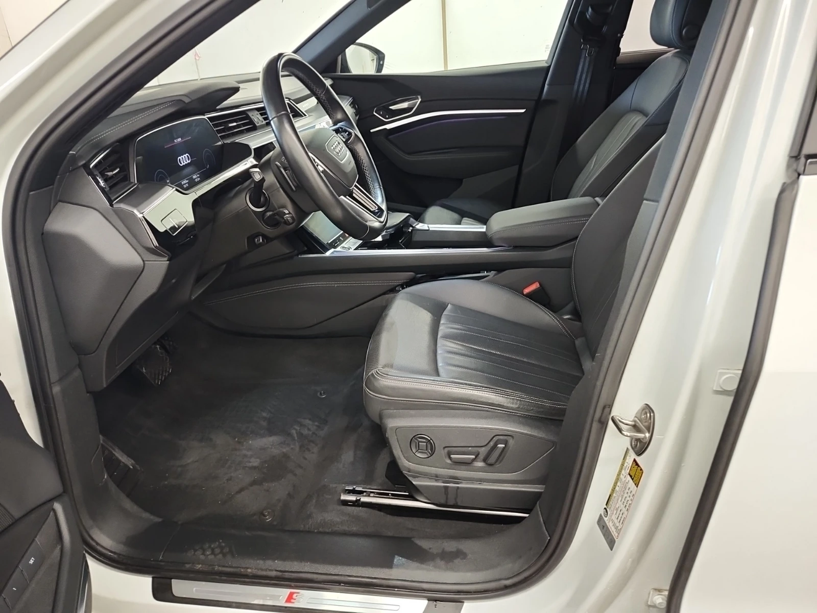 Audi E-Tron TECHNIK, снимка 8 - Автомобили и джипове - 55307592