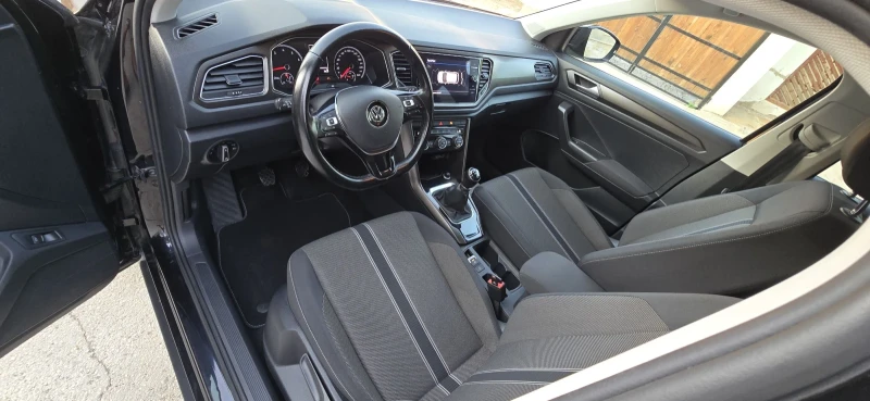 VW T-Roc Ексклузивен автомобил; Пробегът е 100% реален!, снимка 8 - Автомобили и джипове - 52289810