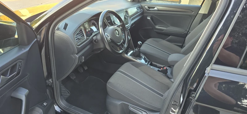 VW T-Roc Ексклузивен автомобил; Пробегът е 100% реален!, снимка 6 - Автомобили и джипове - 52289810