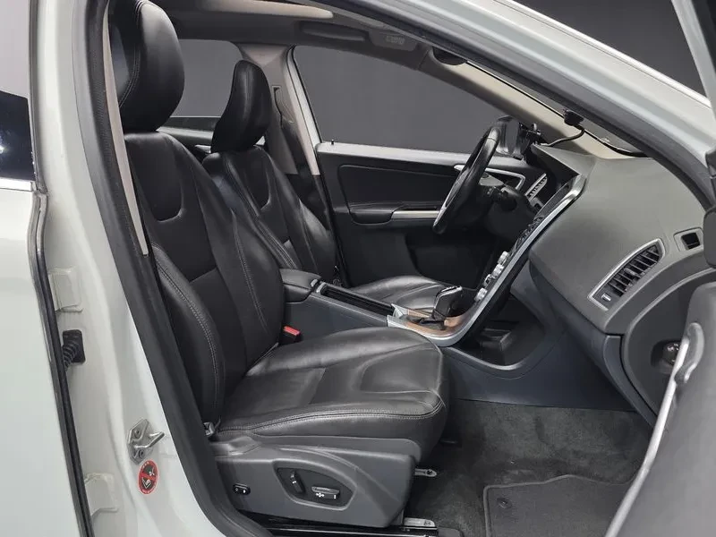 Volvo XC60 D3 2.0L, снимка 11 - Автомобили и джипове - 55562218