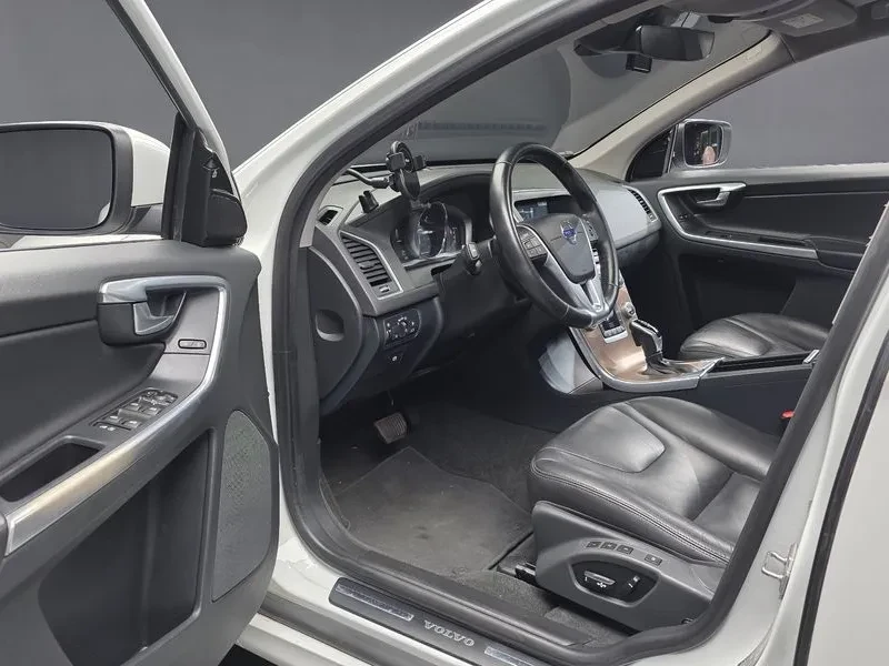 Volvo XC60 D3 2.0L, снимка 10 - Автомобили и джипове - 55562218