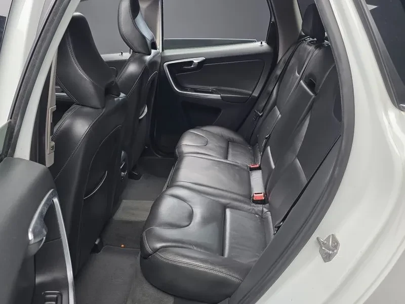 Volvo XC60 D3 2.0L, снимка 12 - Автомобили и джипове - 55562218