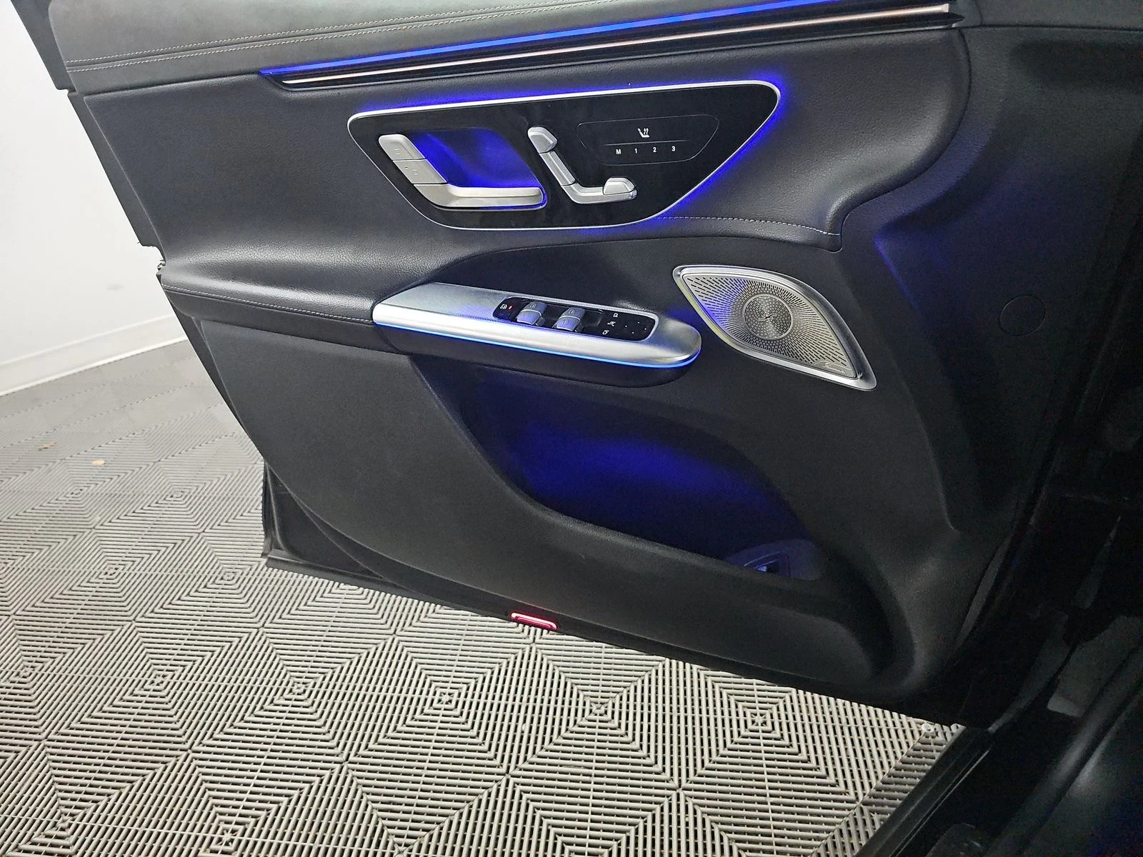 Mercedes-Benz EQE SUV 4MATIC | BURMESTER | ПАНОРАМА | 360 КАМЕРА | , снимка 8 - Автомобили и джипове - 54825254