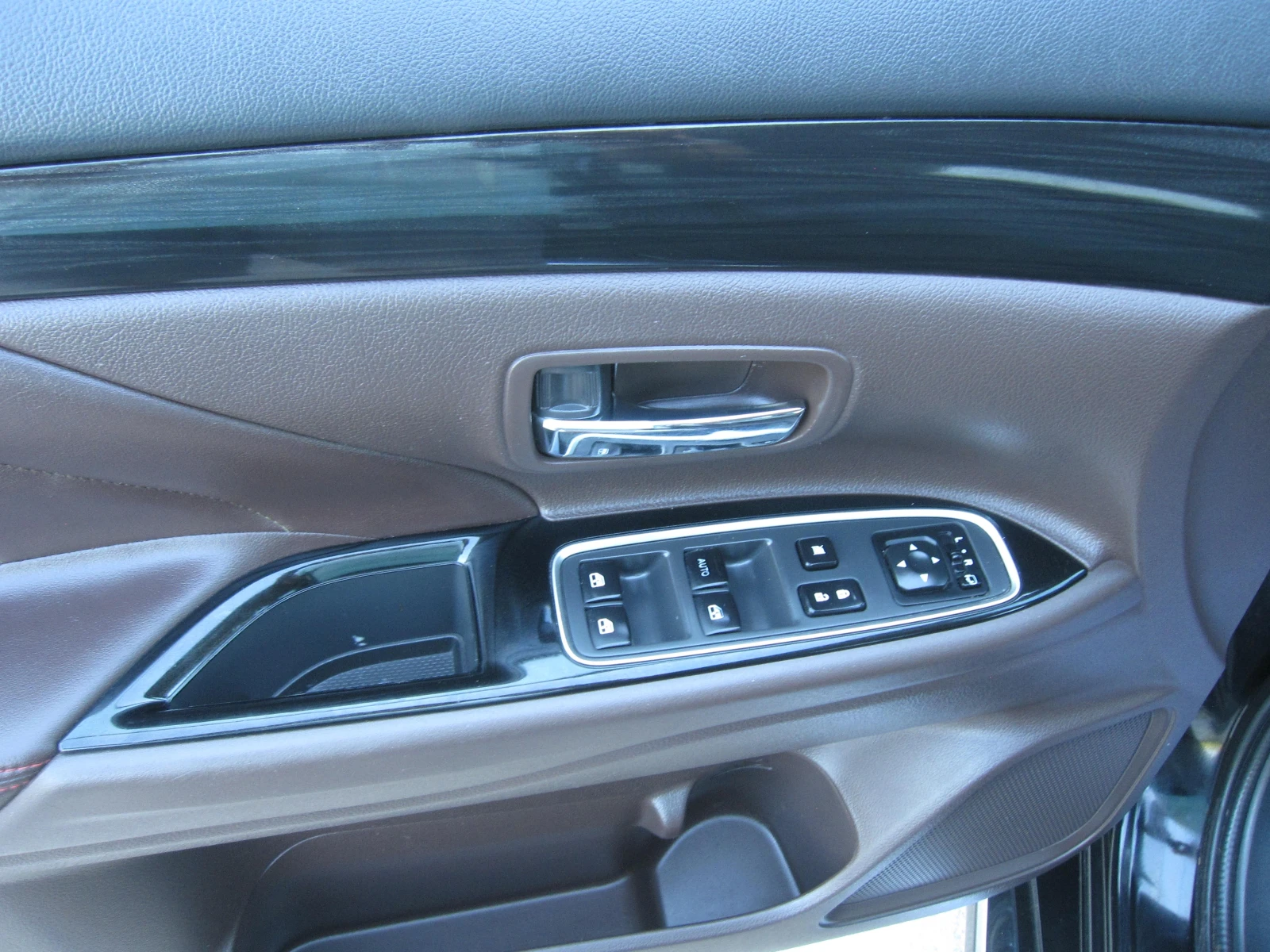 Mitsubishi Outlander 2, 0-Plug in Хибрид, FULL-Екстри, снимка 11 - Автомобили и джипове - 55645486