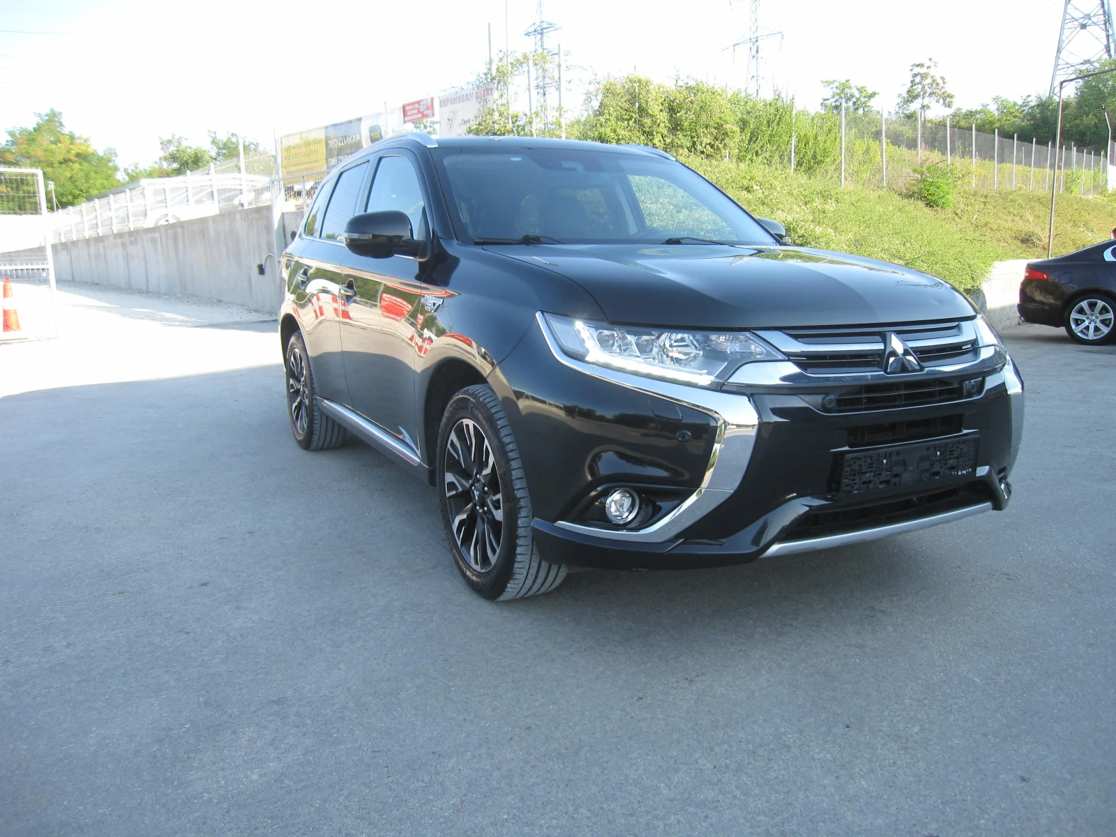 Mitsubishi Outlander 2, 0-Plug in Хибрид, FULL-Екстри, снимка 2 - Автомобили и джипове - 55645486