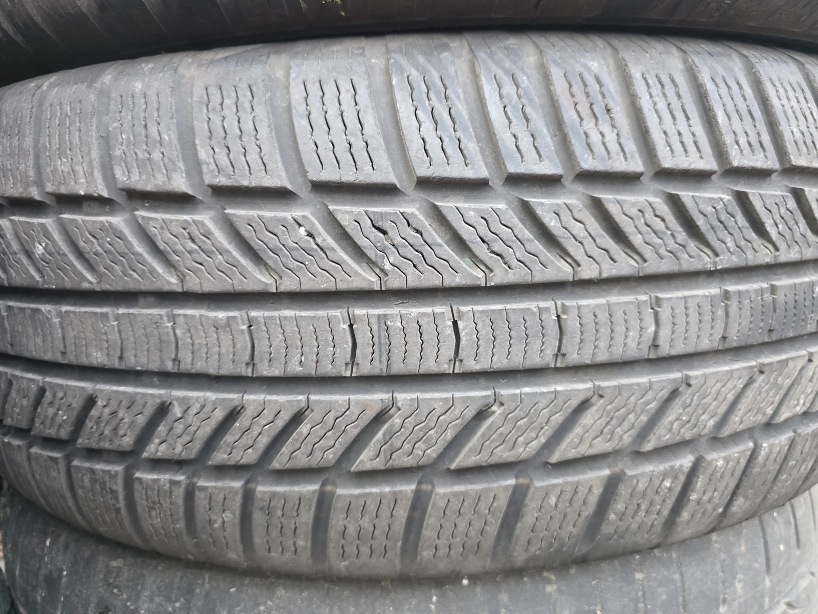 Гуми Зимни 235/60R18, снимка 4 - Гуми и джанти - 56724128