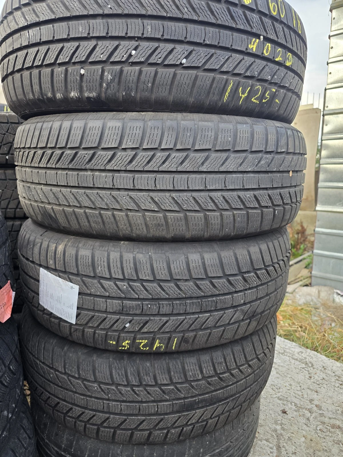Гуми Зимни 235/60R18, снимка 5 - Гуми и джанти - 56724128