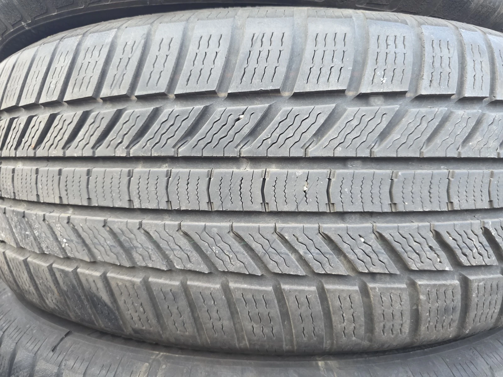 Гуми Зимни 235/60R18, снимка 2 - Гуми и джанти - 56724128