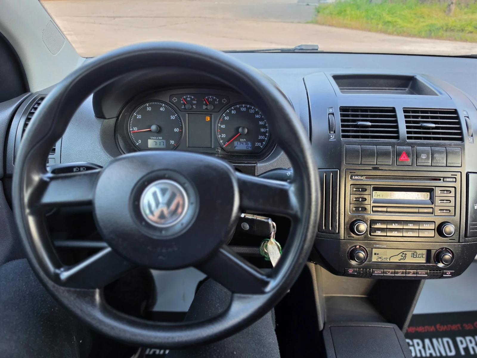 VW Polo 1.2i 64hp * КЛИМАТРОНИК * EURO 4 * , снимка 13 - Автомобили и джипове - 54663530