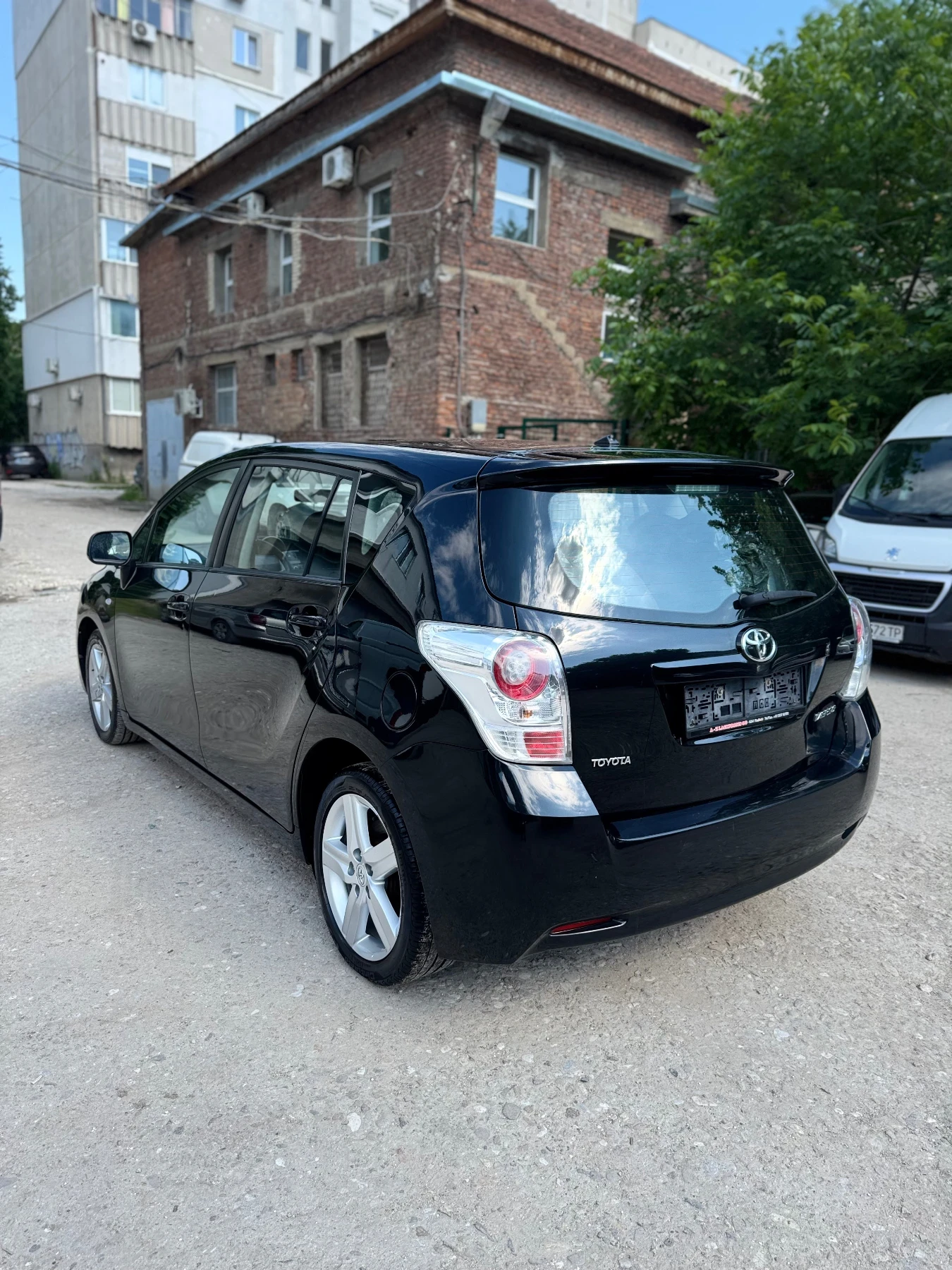 Toyota Verso 2.0 D4D, снимка 4 - Автомобили и джипове - 54682919