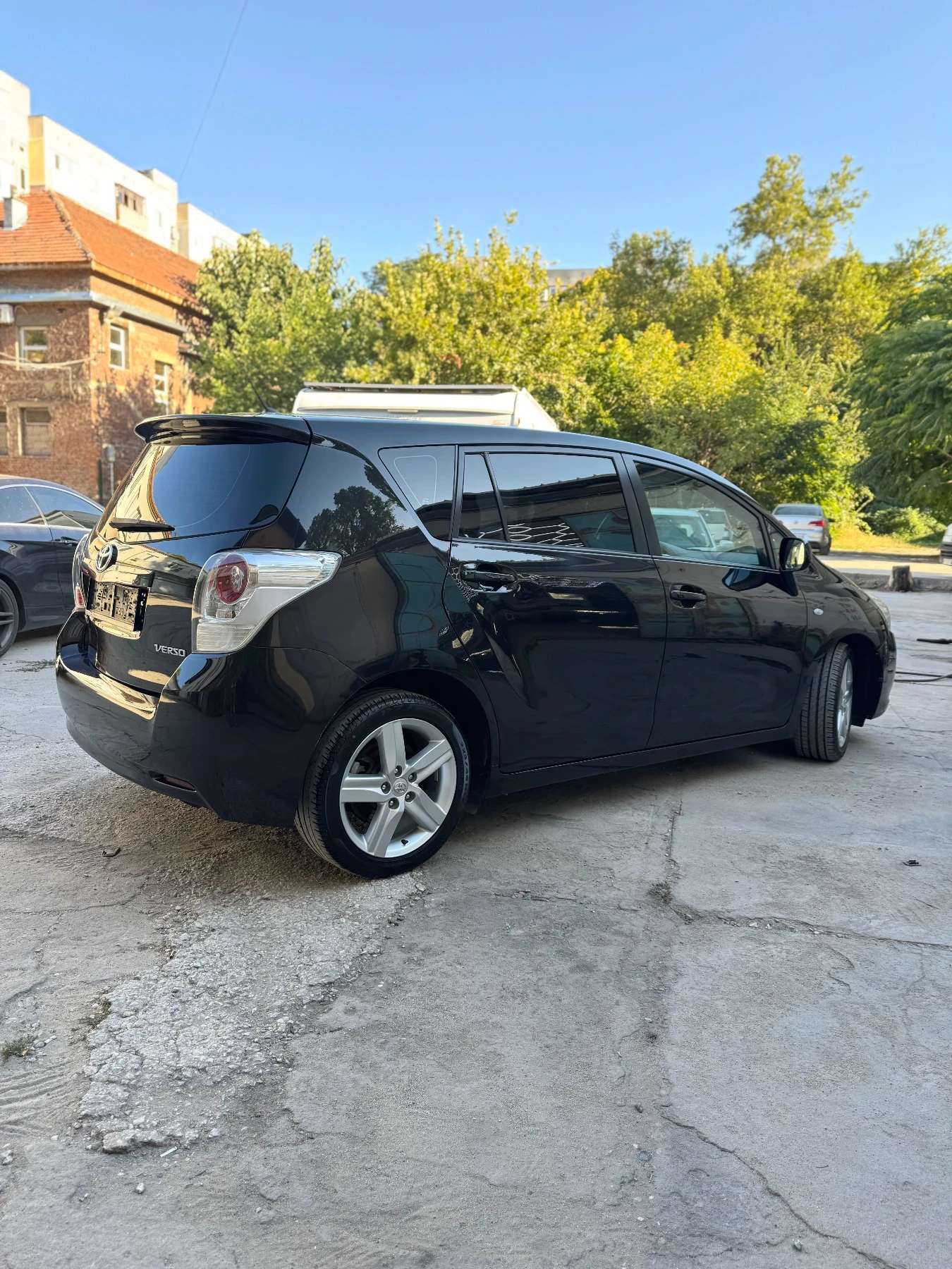 Toyota Verso 2.0 D4D, снимка 4 - Автомобили и джипове - 55535418