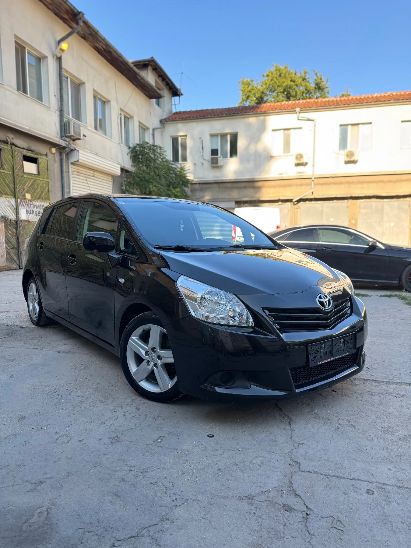 Toyota Verso 2.0 D4D, снимка 2 - Автомобили и джипове - 55535418
