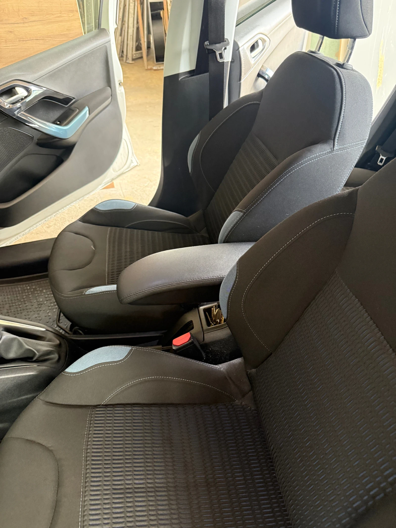 Peugeot 208, снимка 13 - Автомобили и джипове - 54714324