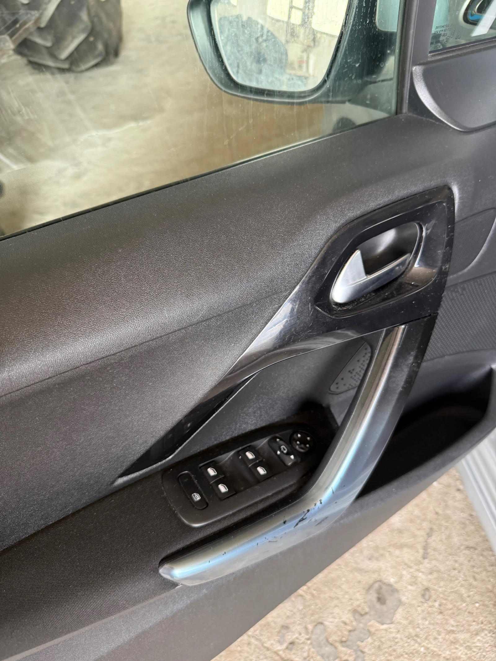 Peugeot 208, снимка 10 - Автомобили и джипове - 54714324
