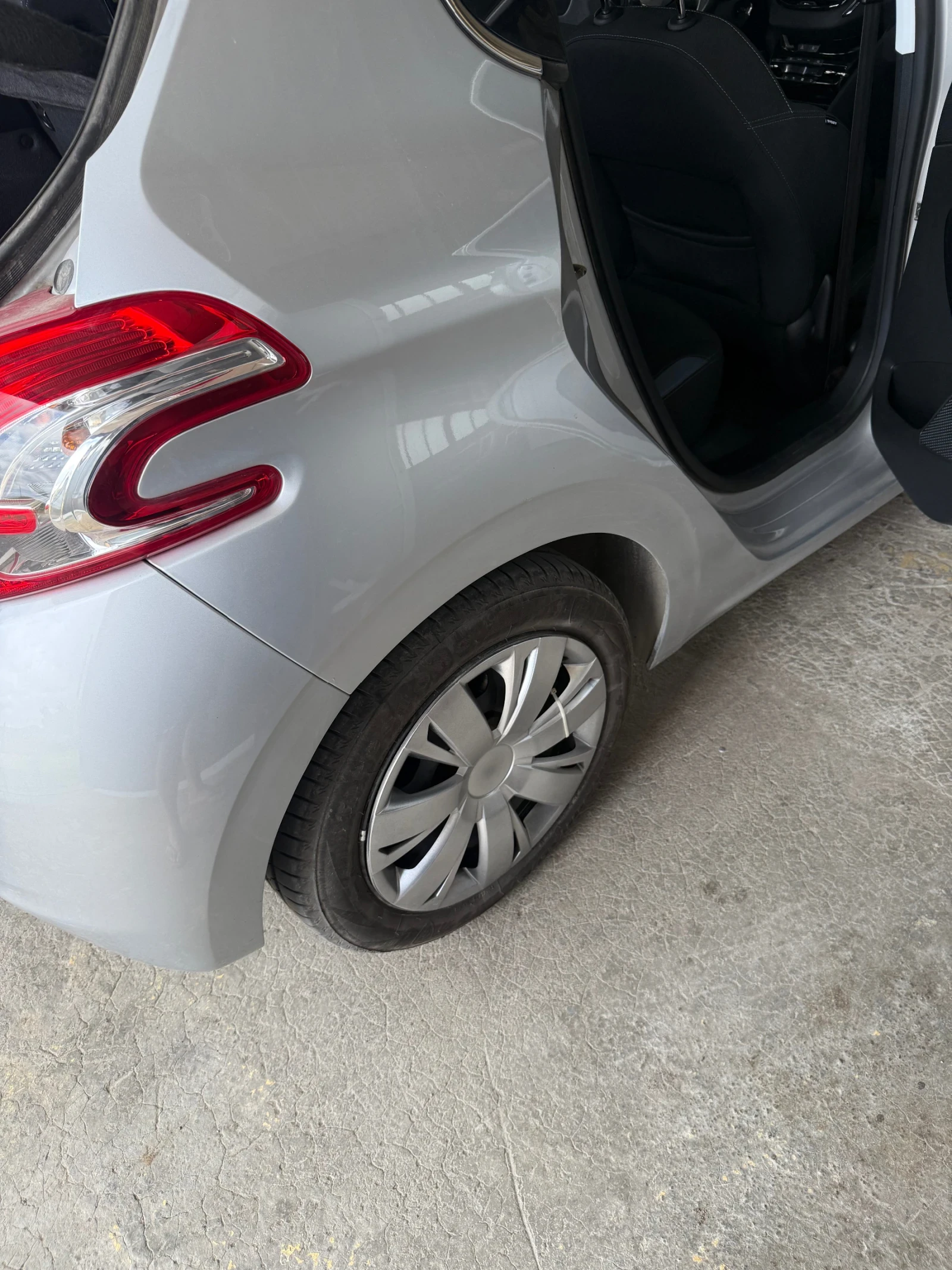 Peugeot 208, снимка 6 - Автомобили и джипове - 54714324