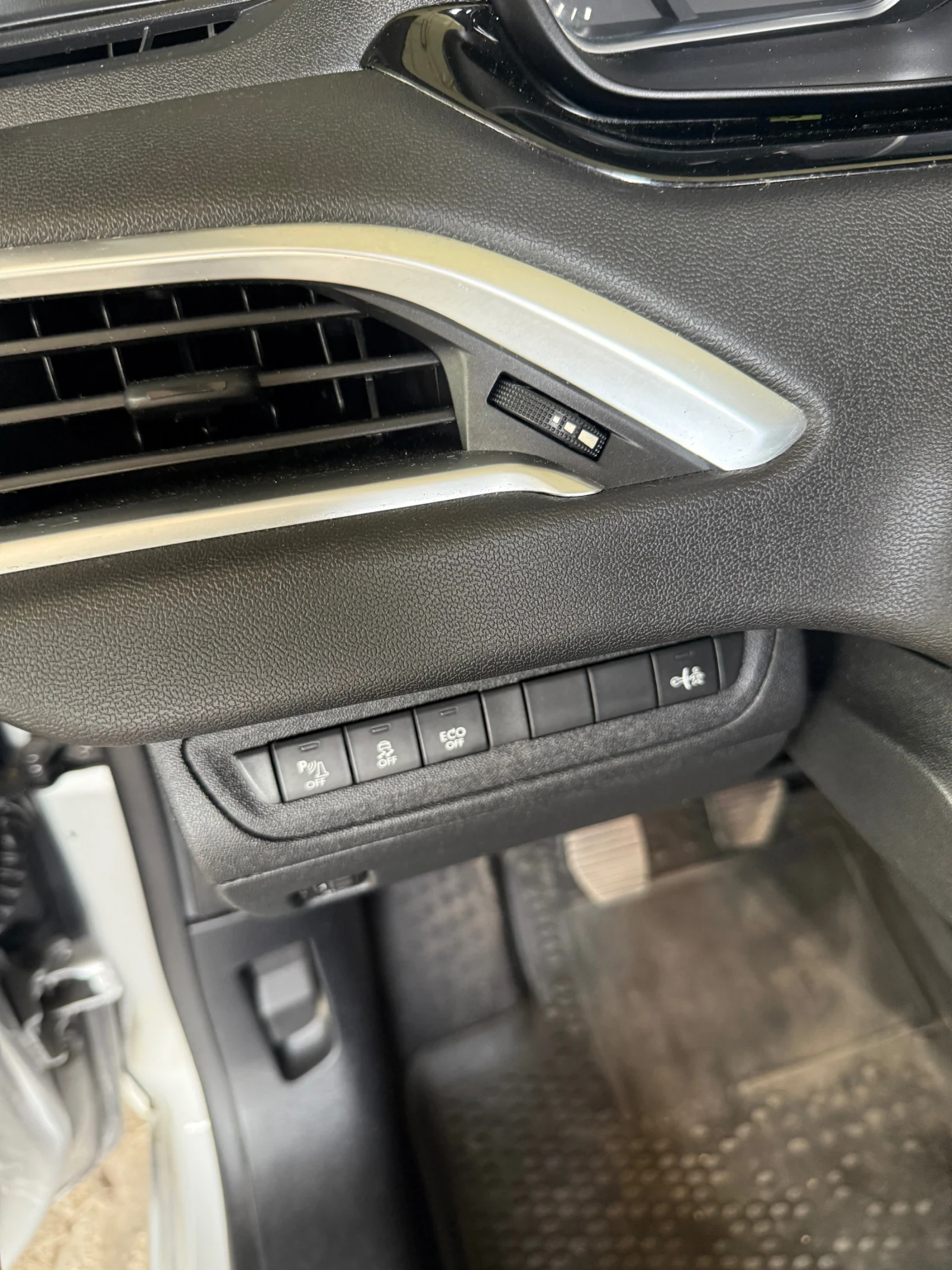 Peugeot 208, снимка 11 - Автомобили и джипове - 54714324