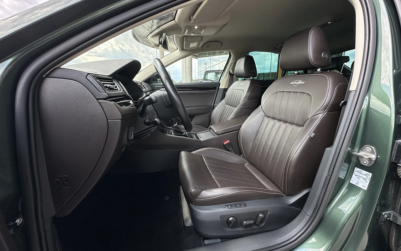 Skoda Superb 2.0 TDI DSG Laurin & Klement, снимка 6 - Автомобили и джипове - 55636102