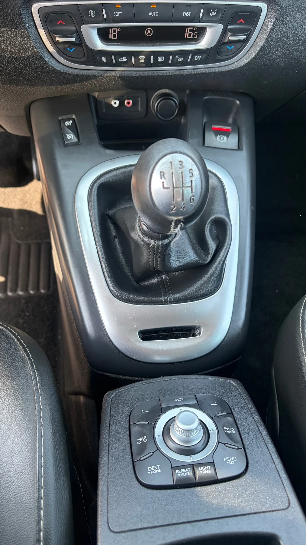 Renault Scenic 1.6dci, снимка 10 - Автомобили и джипове - 56443394