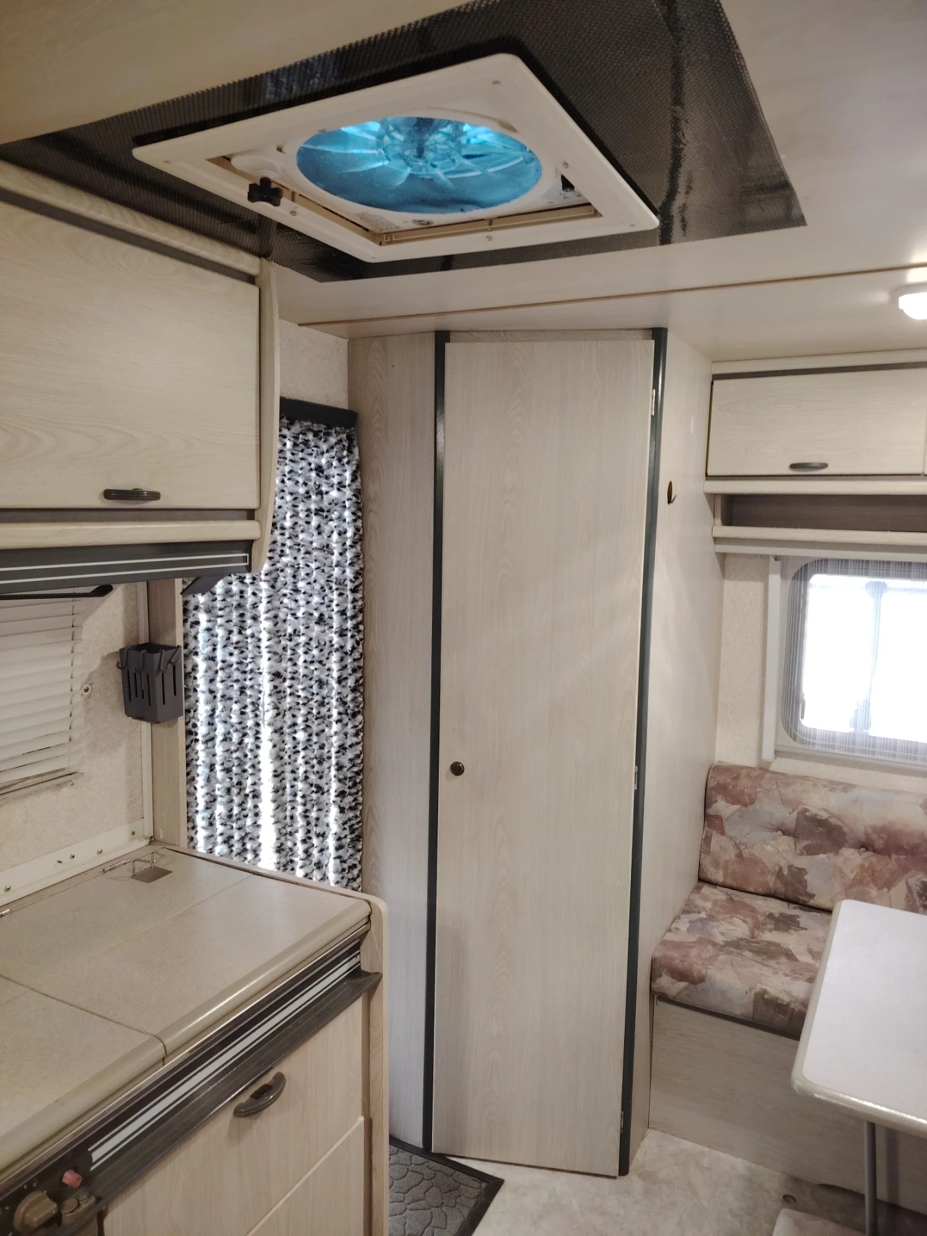 Каравана Adria, снимка 6 - Каравани и кемпери - 53895474