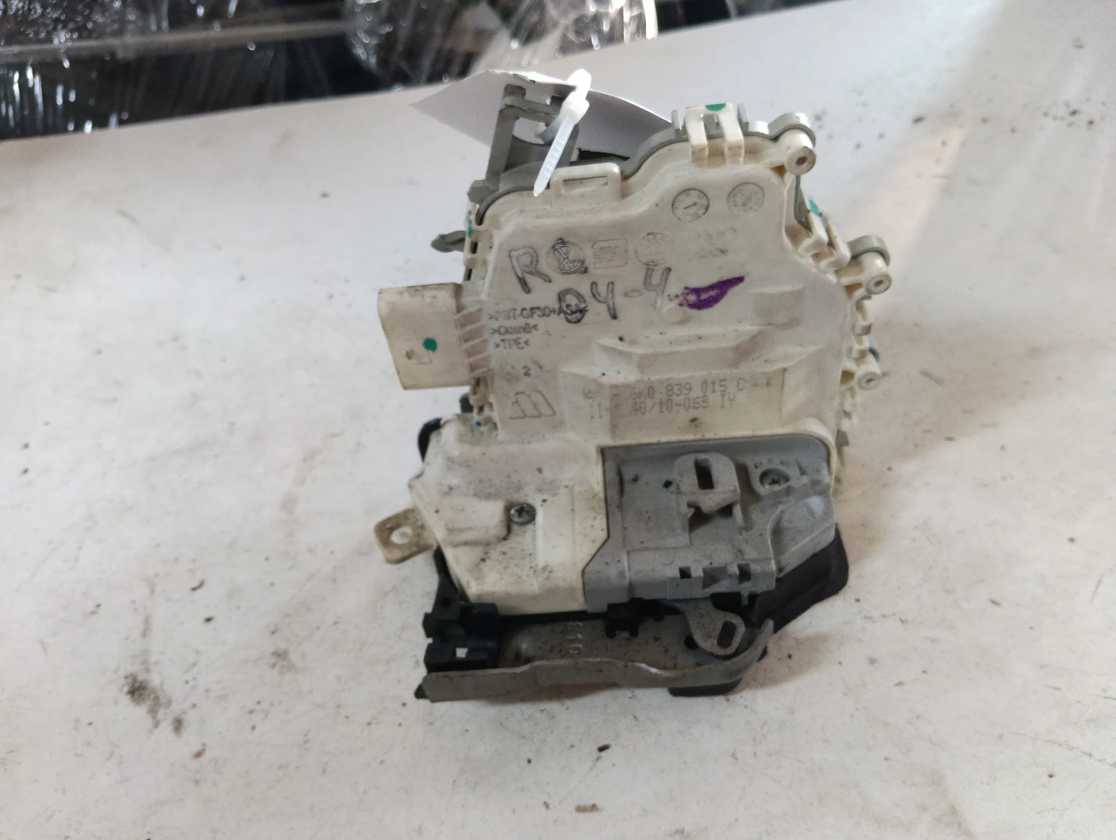брава (задна лява) 8K0839015C Audi A8