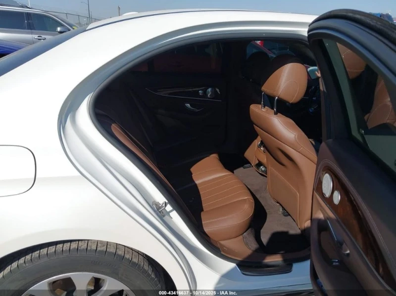 Mercedes-Benz E 300 * 4MATIC * CARFAX * БЕЗ ПЪРВОНАЧАЛНА ВНОСКА, снимка 8 - Автомобили и джипове - 52626052