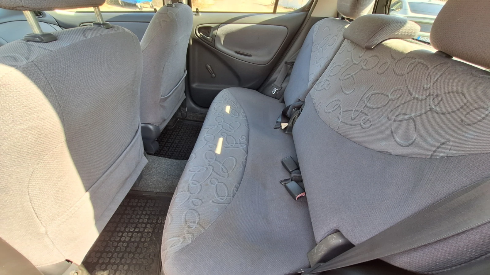 Toyota Yaris 1.3 VVT-i, снимка 13 - Автомобили и джипове - 53847871