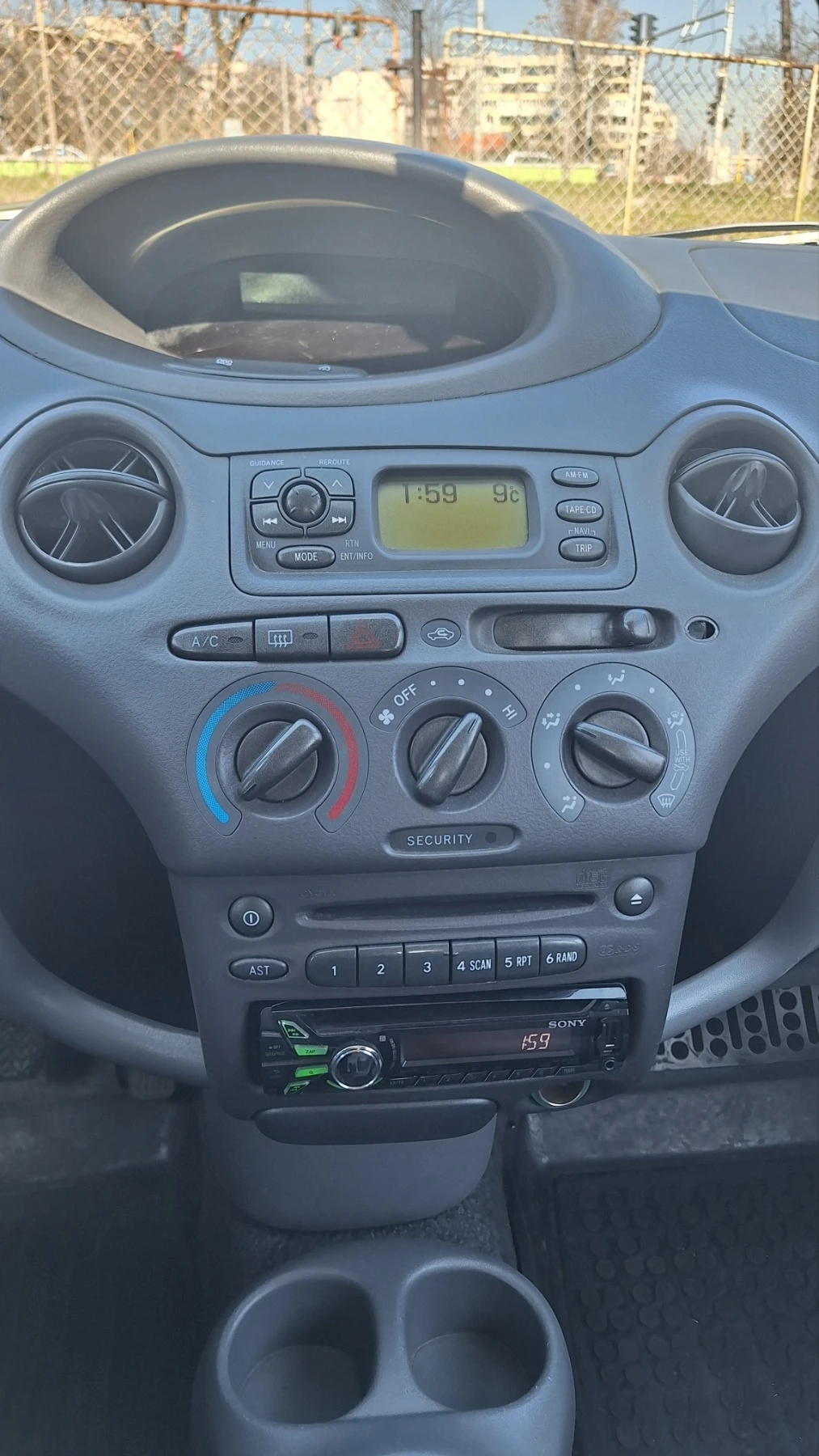 Toyota Yaris 1.3 VVT-i, снимка 10 - Автомобили и джипове - 53847871