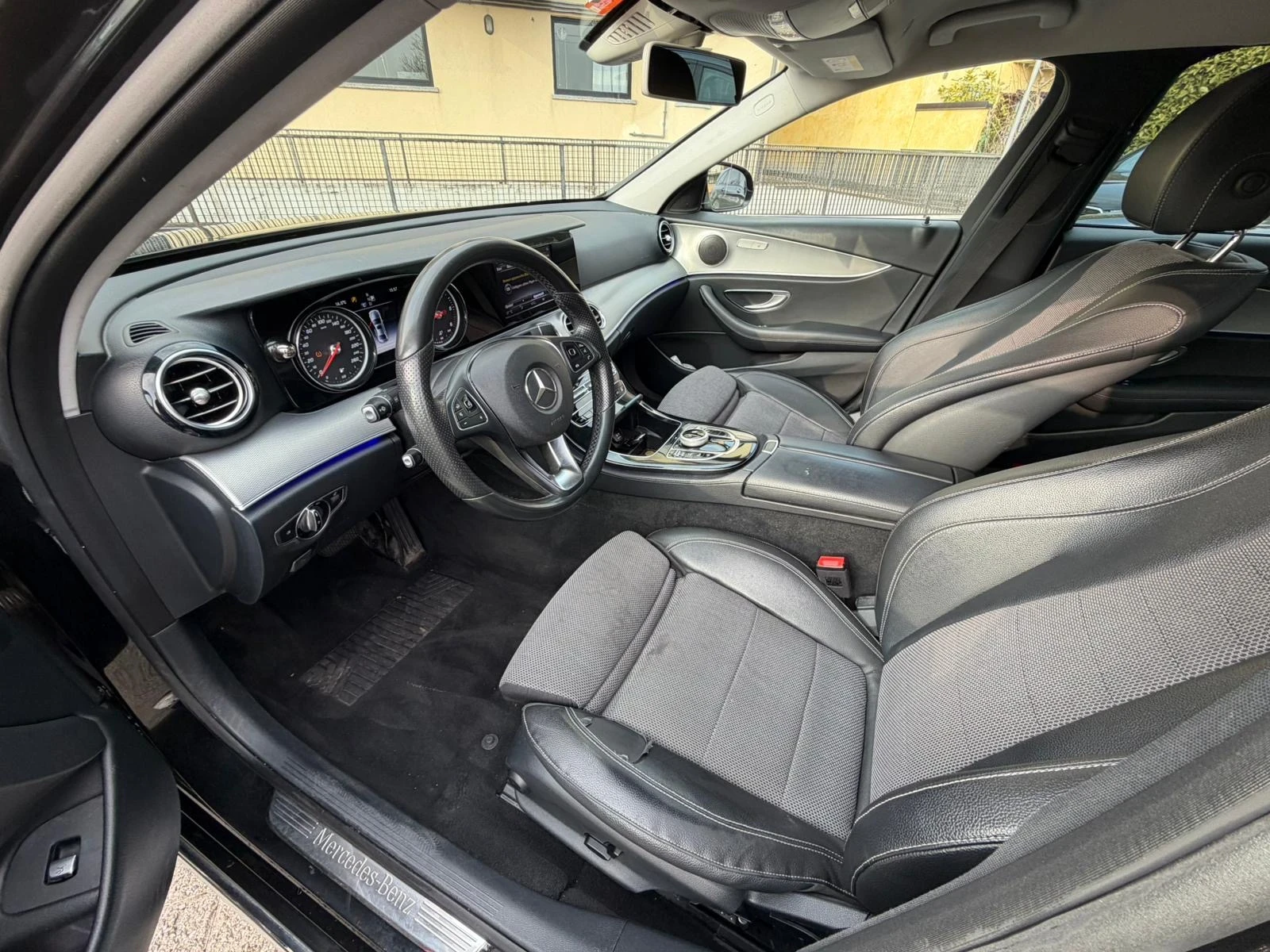 Mercedes-Benz E 220 Auto Exclusive, снимка 9 - Автомобили и джипове - 54037819