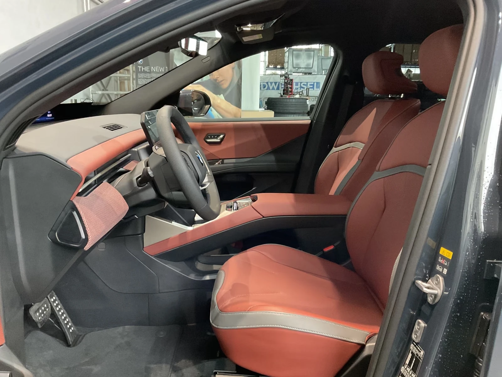 BMW iX3 50/xDrive/PANO/HUD/ICONIC GLOW/H&K/, снимка 8 - Автомобили и джипове - 56329021
