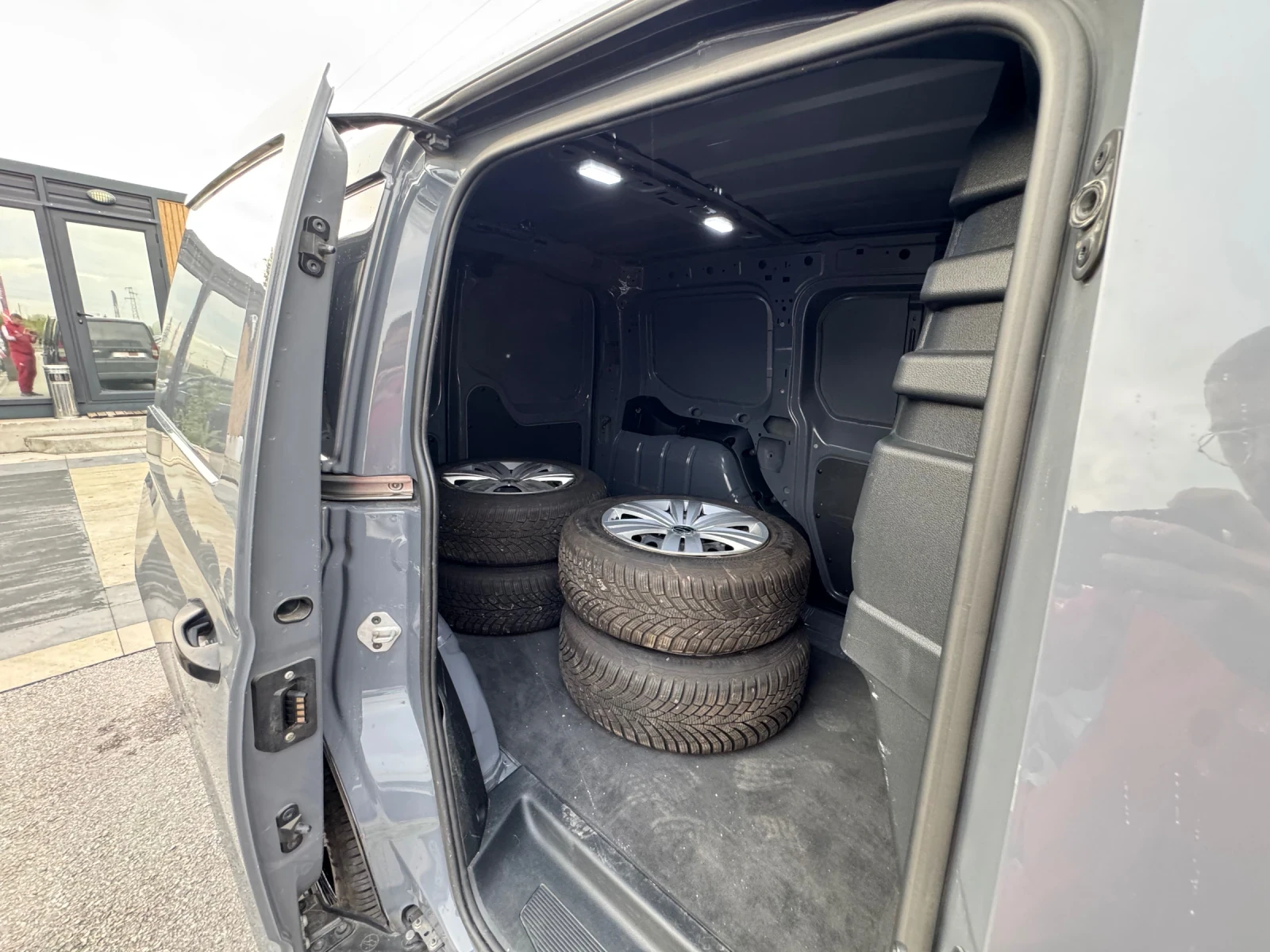 VW Caddy, снимка 13 - Автомобили и джипове - 56440340