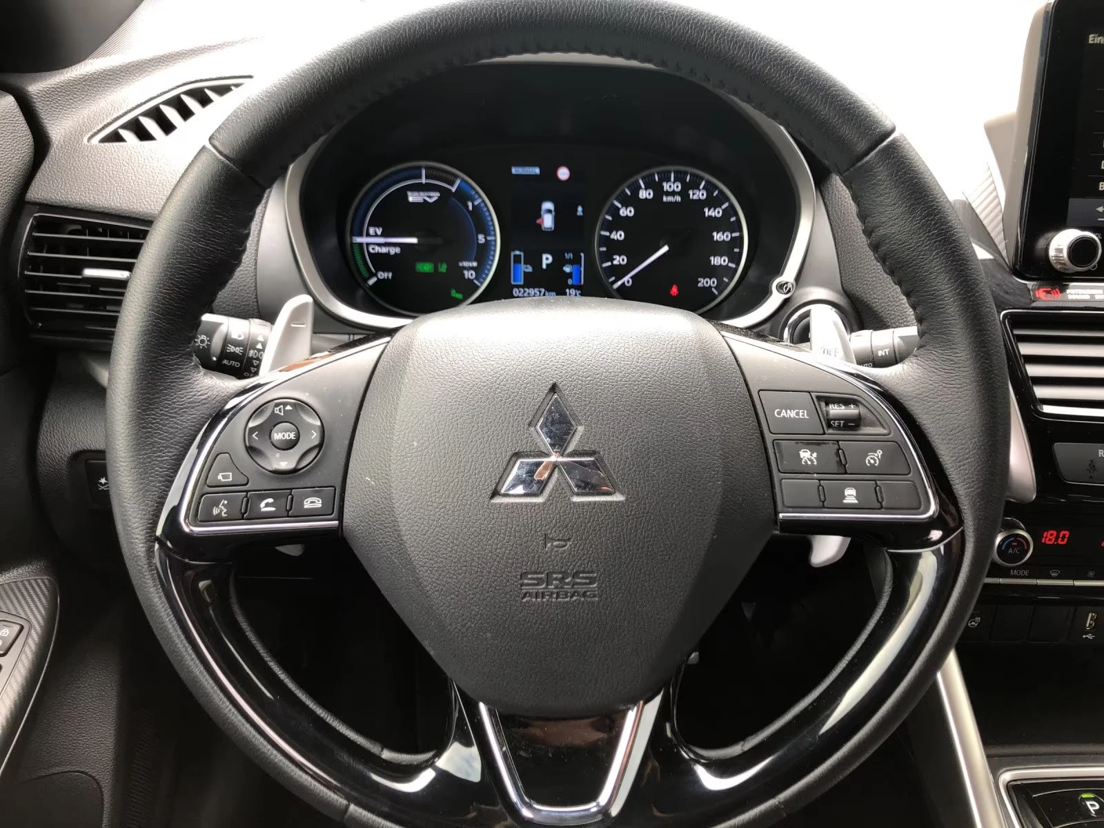 Mitsubishi Eclipse Cross 2.4PHEV/188HP/4X4/SELECT-BLACK/360/NAVI/ACC/876v - изображение 10