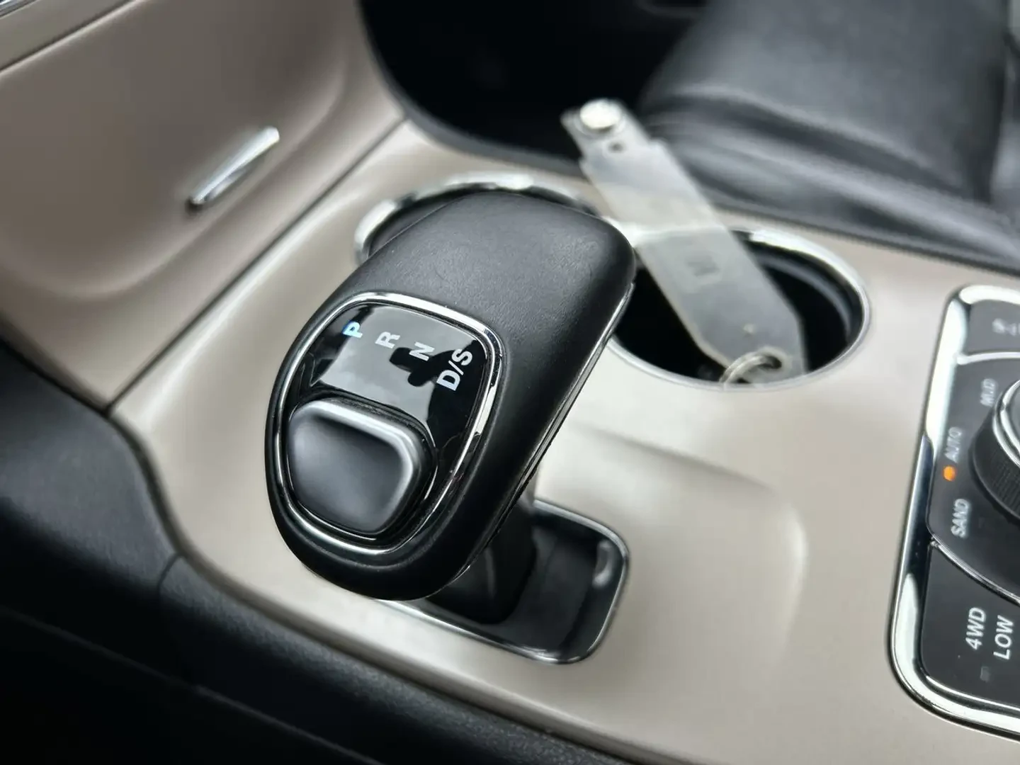 Jeep Grand cherokee Overland HEATED & VENTED SEATS | PANO ROOF | Mobile.bg � ����������� 16