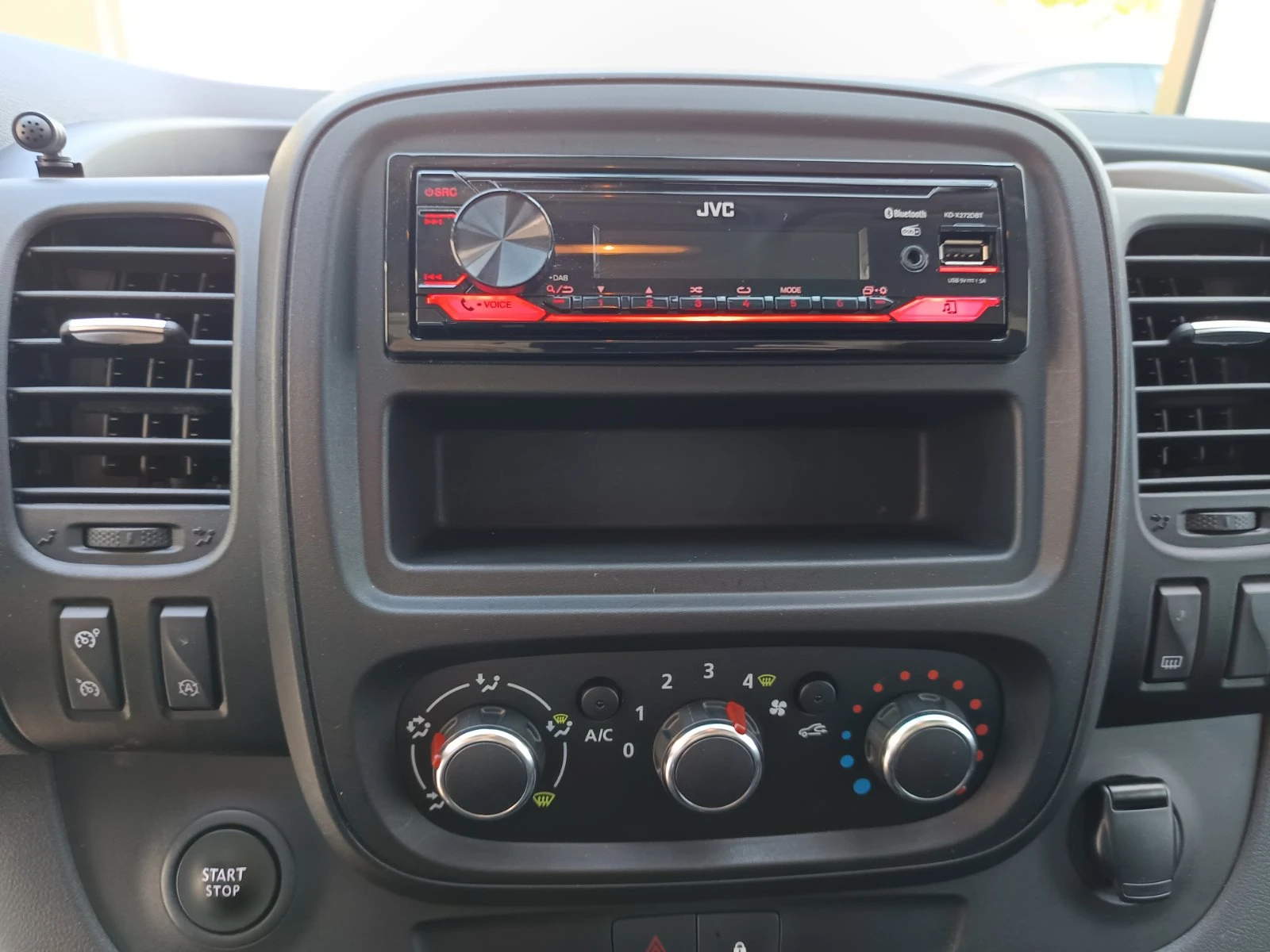 Renault Trafic 2.0dCi/120 к.с/Life - изображение 9