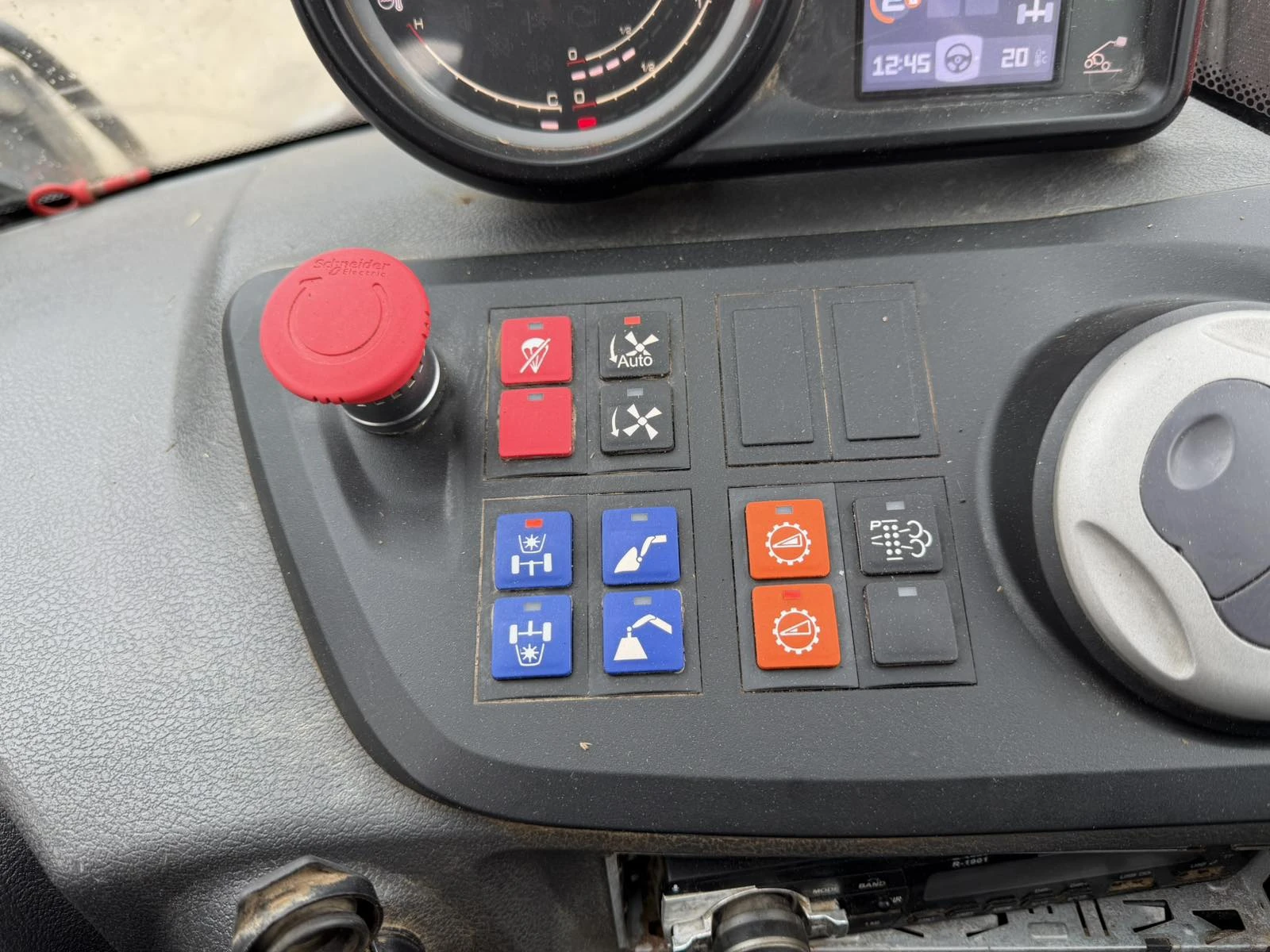 Телескопичен товарач Manitou MLT 630-105V Premium, снимка 14 - Селскостопанска техника - 56271833