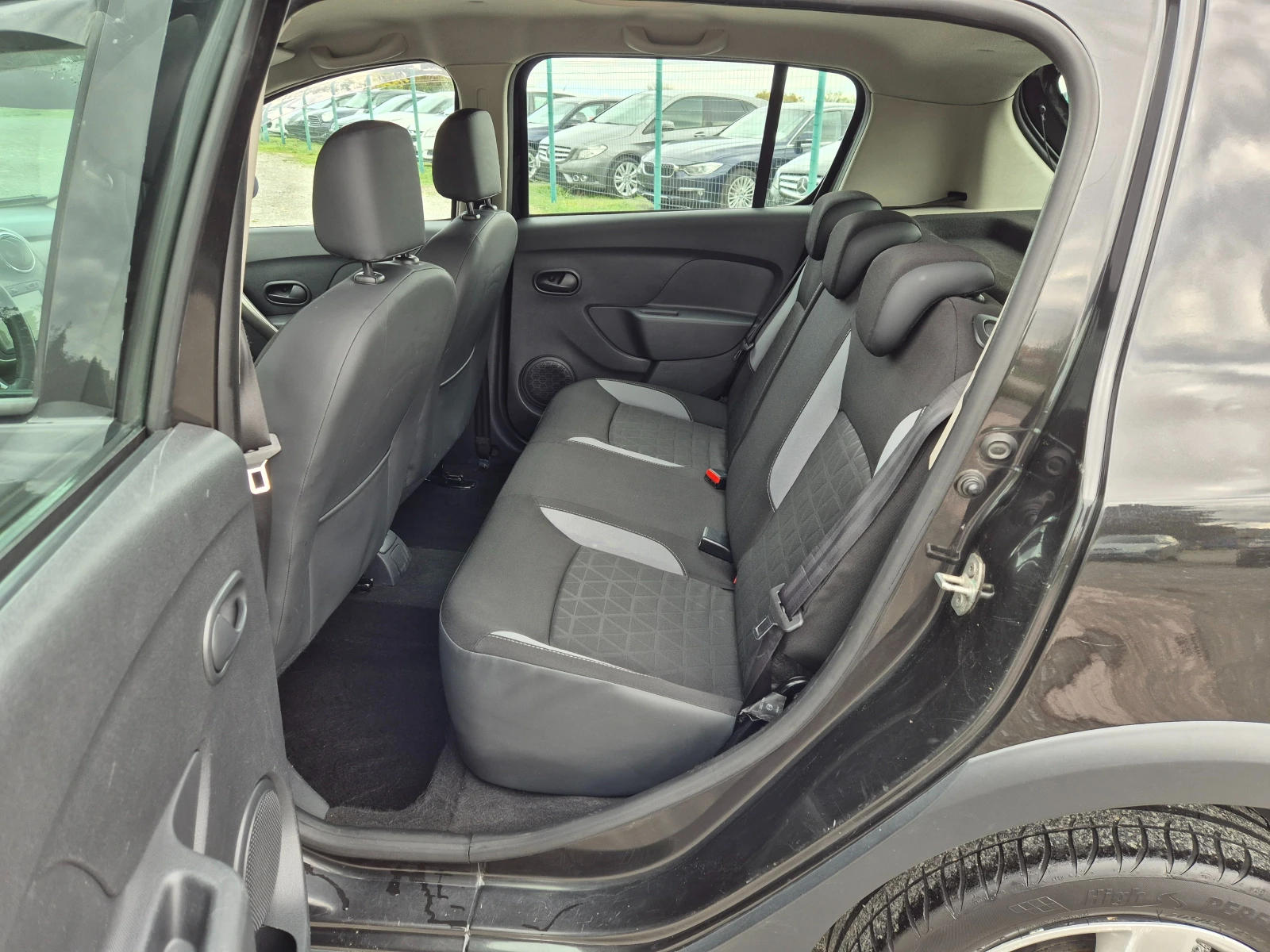 Dacia Sandero Stepway, снимка 12 - Автомобили и джипове - 52376392