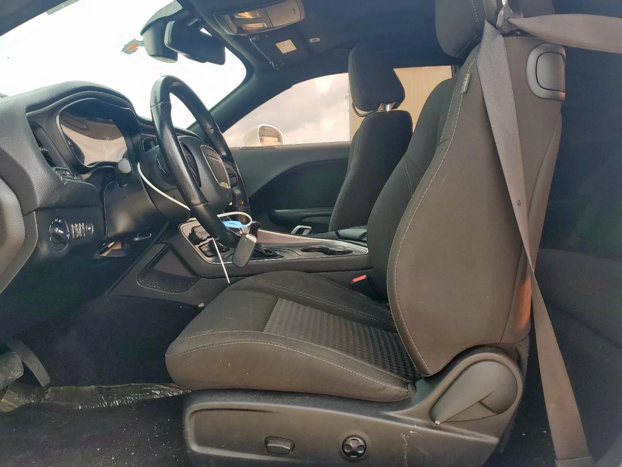 Dodge Challenger SXT - изображение 7