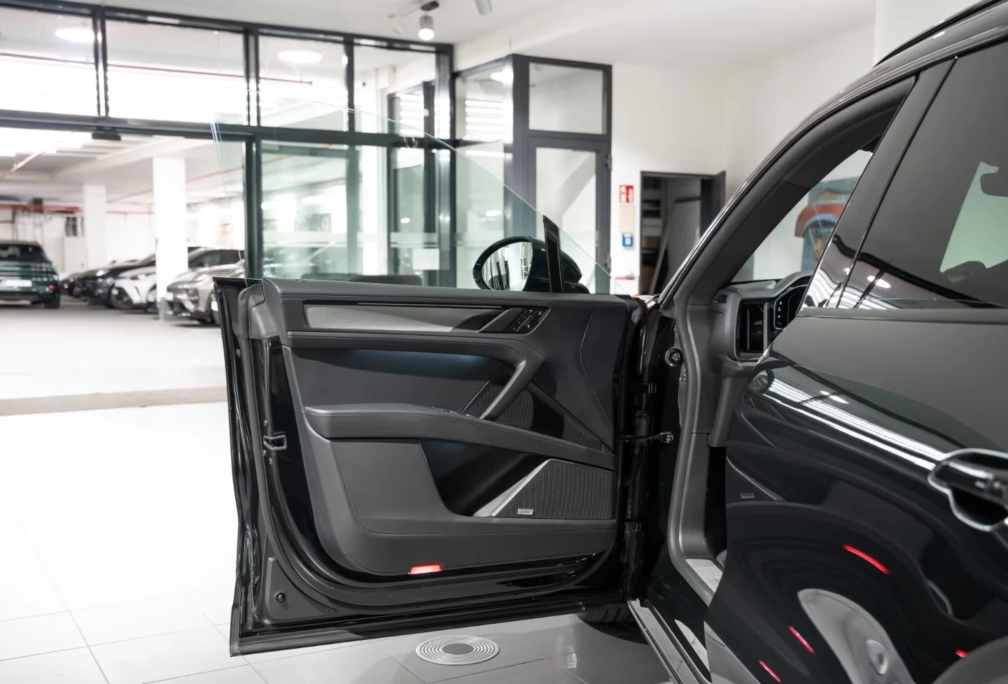 Porsche Cayenne ELECTRIC / BOSE / HUD / 360 / PANO / , снимка 7 - Автомобили и джипове - 55628093