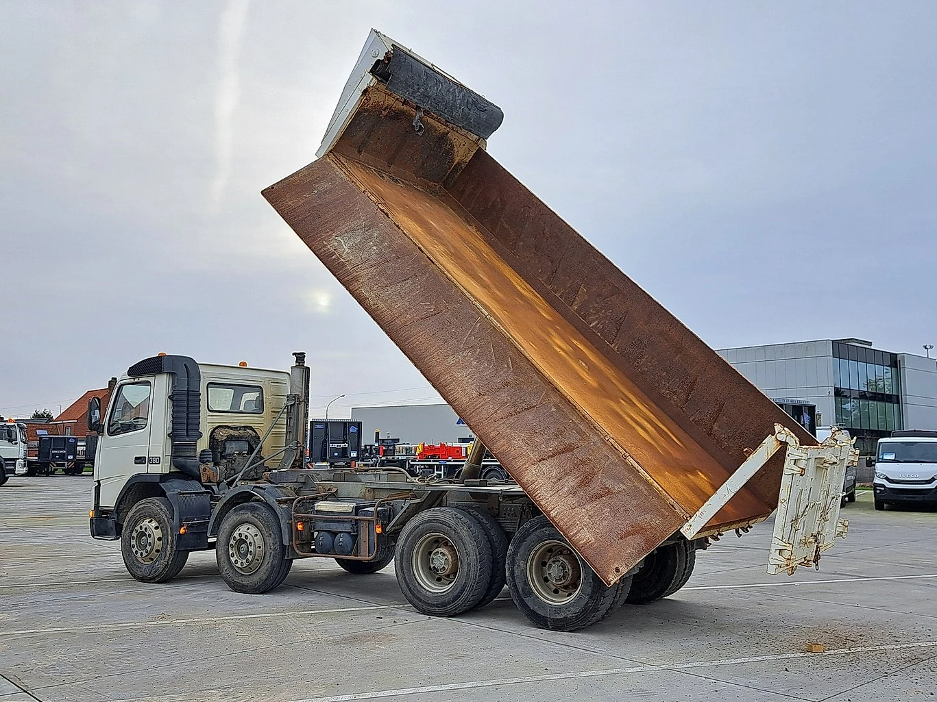 Volvo Fm 8х4 тристранно разтоварване, снимка 9 - Камиони - 54095084