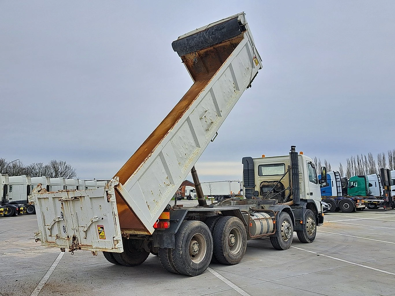 Volvo Fm 8х4 тристранно разтоварване, снимка 6 - Камиони - 54095084