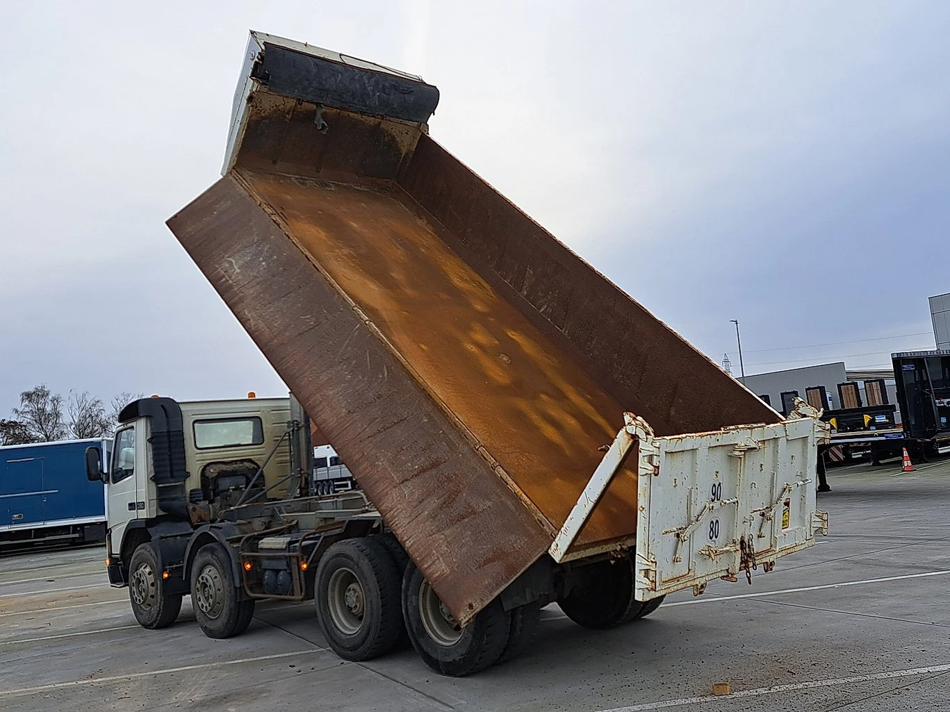 Volvo Fm 8х4 тристранно разтоварване, снимка 11 - Камиони - 54095084