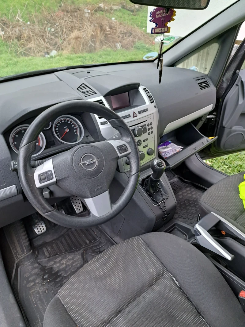 Opel Zafira 1.9CDTI, снимка 9 - Автомобили и джипове - 52119366