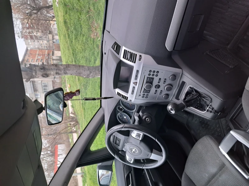 Opel Zafira 1.9CDTI, снимка 13 - Автомобили и джипове - 52119366