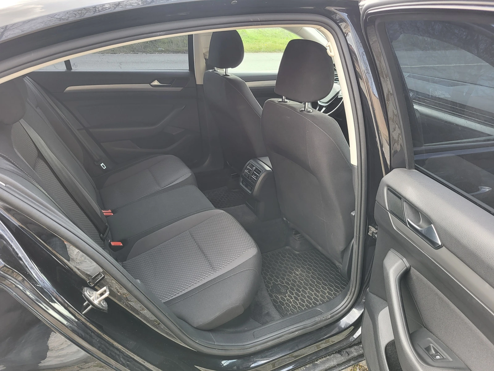 VW Passat 1.6 TDI 120 к.с., снимка 11 - Автомобили и джипове - 54024624