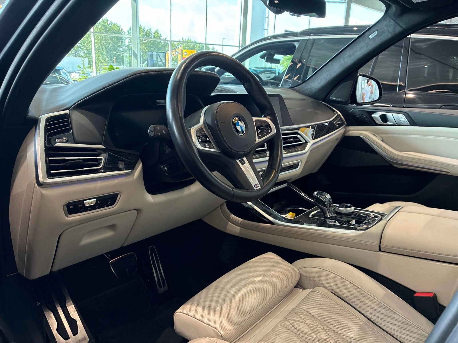 BMW X7 M50i| SWAROWSKI| МАСАЖ| LASER| HAR/KAR| HUD| 360| , снимка 5 - Автомобили и джипове - 56002404
