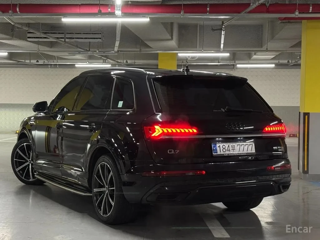 Audi Q7 / 55 TFSI Premium / ДИСТРОНИК / ОБДУХВАНЕ /ХЕД-ЪП , снимка 2 - Автомобили и джипове - 56099592