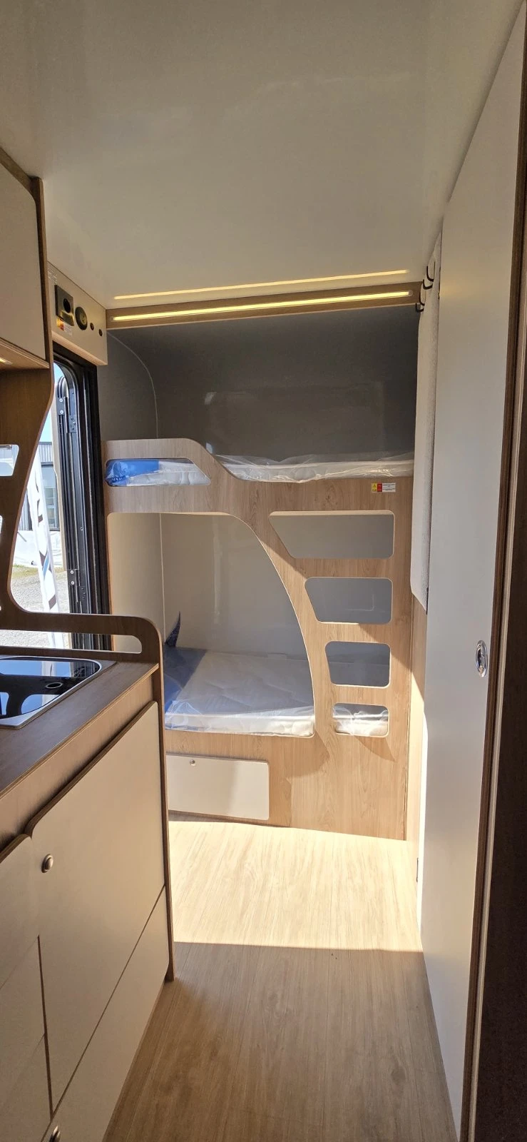 Каравана Други Luxer LX410, снимка 9 - Каравани и кемпери - 55558756